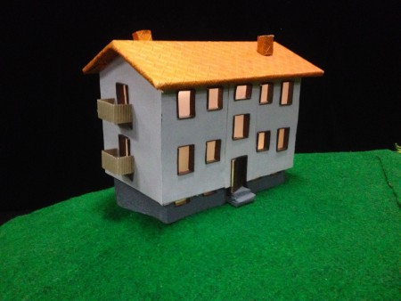 Modellhus, tillverkat för barnpjäsen Sparvel. Teater Tamauer. Scenografi Heidi Saikkonen. 